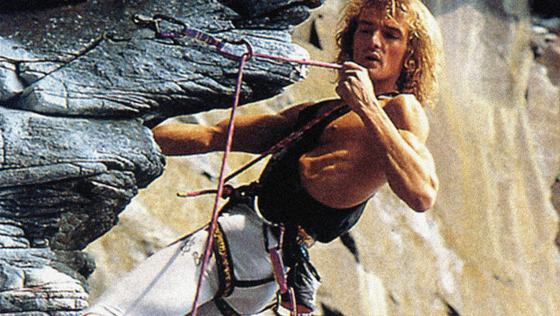 Photographie d'archive d'un grimpeur équipé d'un harnais d'escalade historique Beal Sport, témoignant de l'évolution du matériel de montagne.